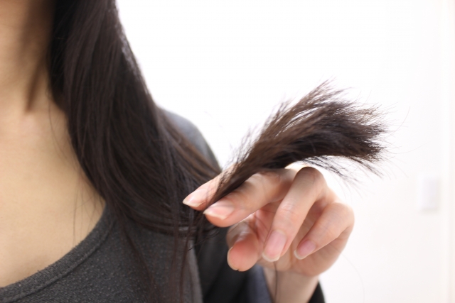 髪を触る女性