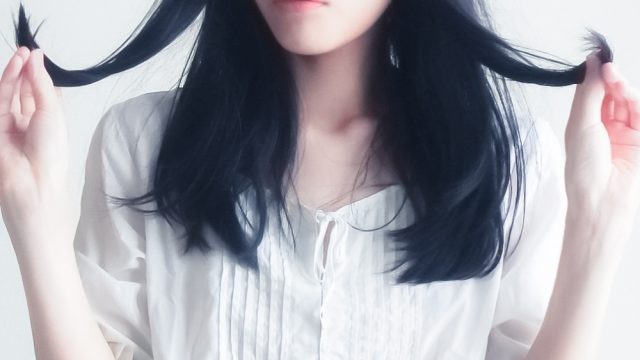 髪で悩む女性